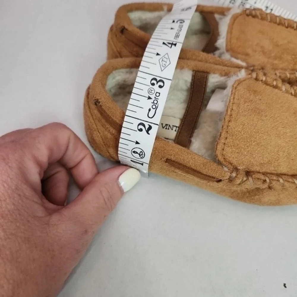 Crown Vintage Slippers Kids Size 8 Tan Cream Moccasin Fleece Lined Soft SoleCozy